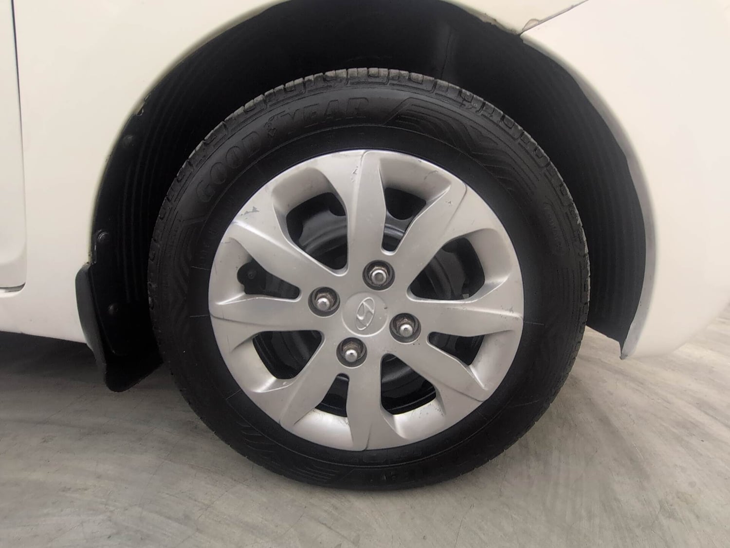 Used 2015 Hyundai Eon Magna + Petrol Manual tyres RIGHT FRONT TYRE RIM VIEW