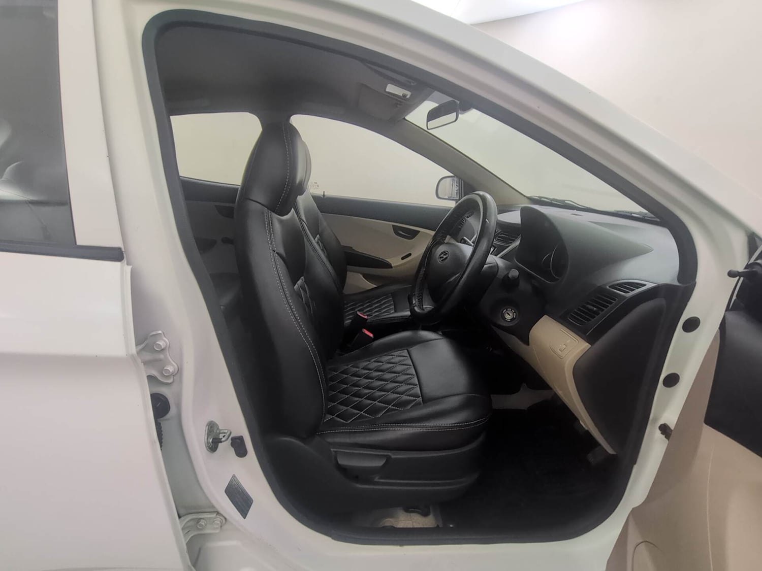 Used 2015 Hyundai Eon Magna + Petrol Manual interior RIGHT SIDE FRONT DOOR CABIN VIEW