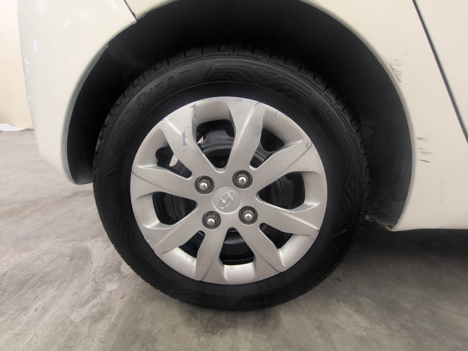Used 2015 Hyundai Eon Magna + Petrol Manual tyres RIGHT REAR TYRE RIM VIEW