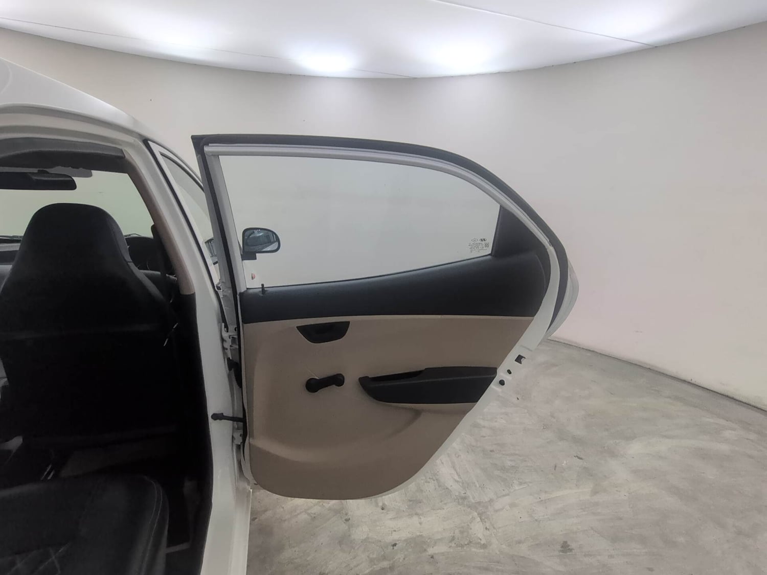 Used 2015 Hyundai Eon Magna + Petrol Manual interior RIGHT REAR DOOR OPEN VIEW