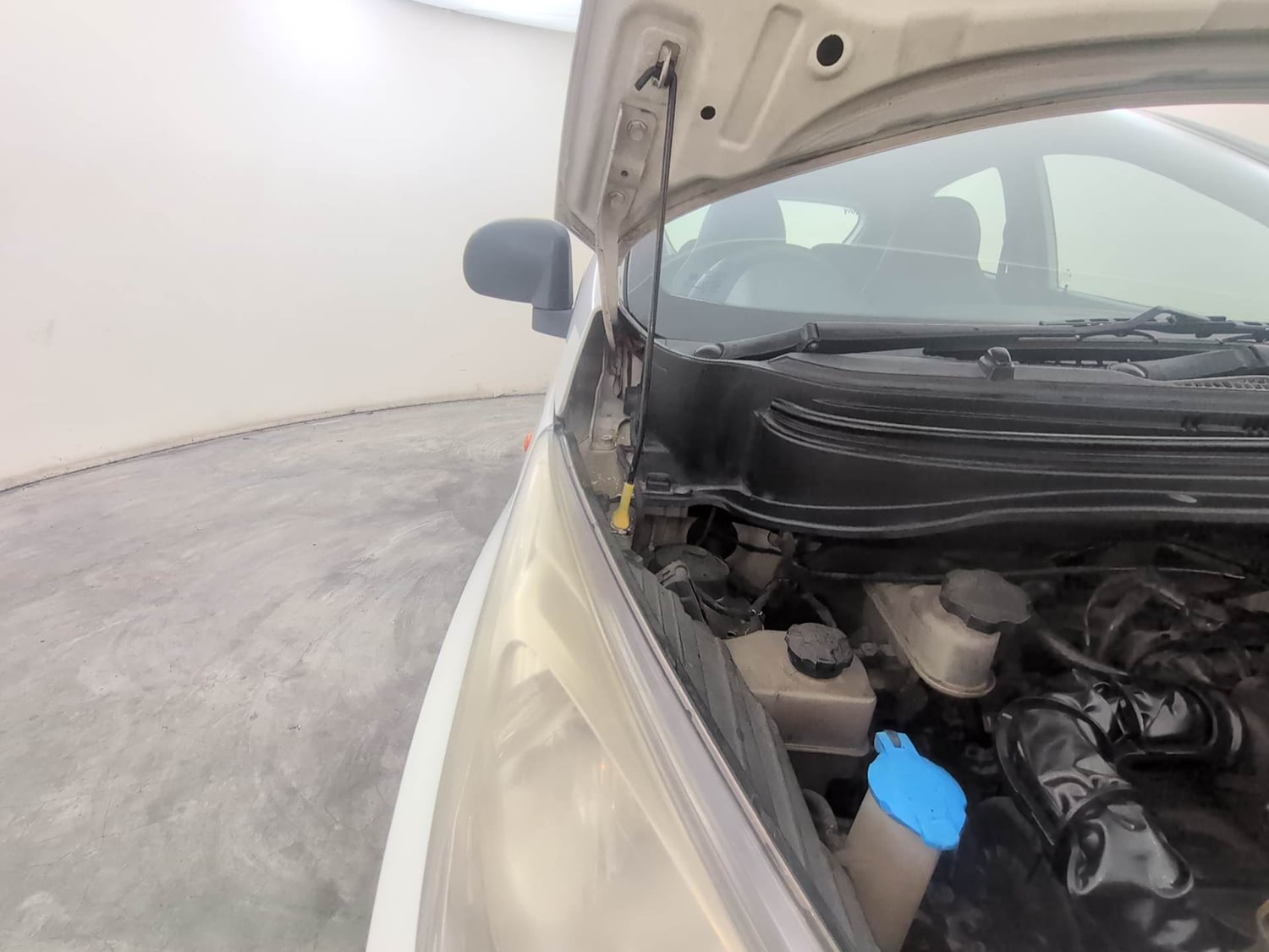 Used 2015 Hyundai Eon Magna + Petrol Manual engine ENGINE RIGHT SIDE HINGE & APRON VIEW