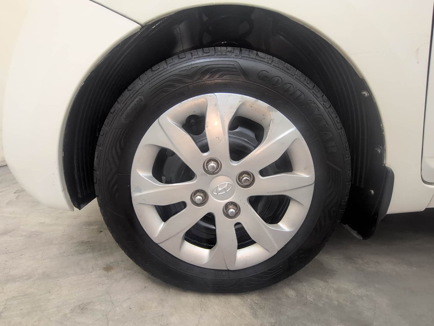Used 2015 Hyundai Eon Magna + Petrol Manual tyres LEFT FRONT TYRE RIM VIEW