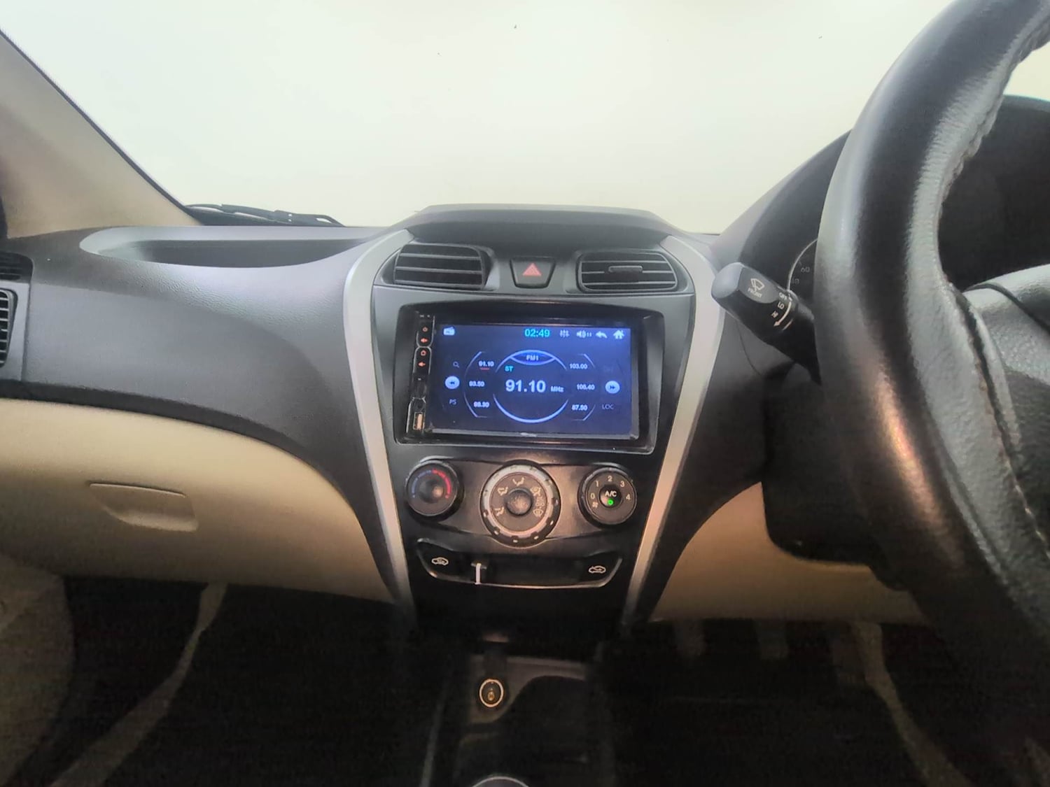 Used 2015 Hyundai Eon Magna + Petrol Manual interior MUSIC SYSTEM & AC CONTROL VIEW
