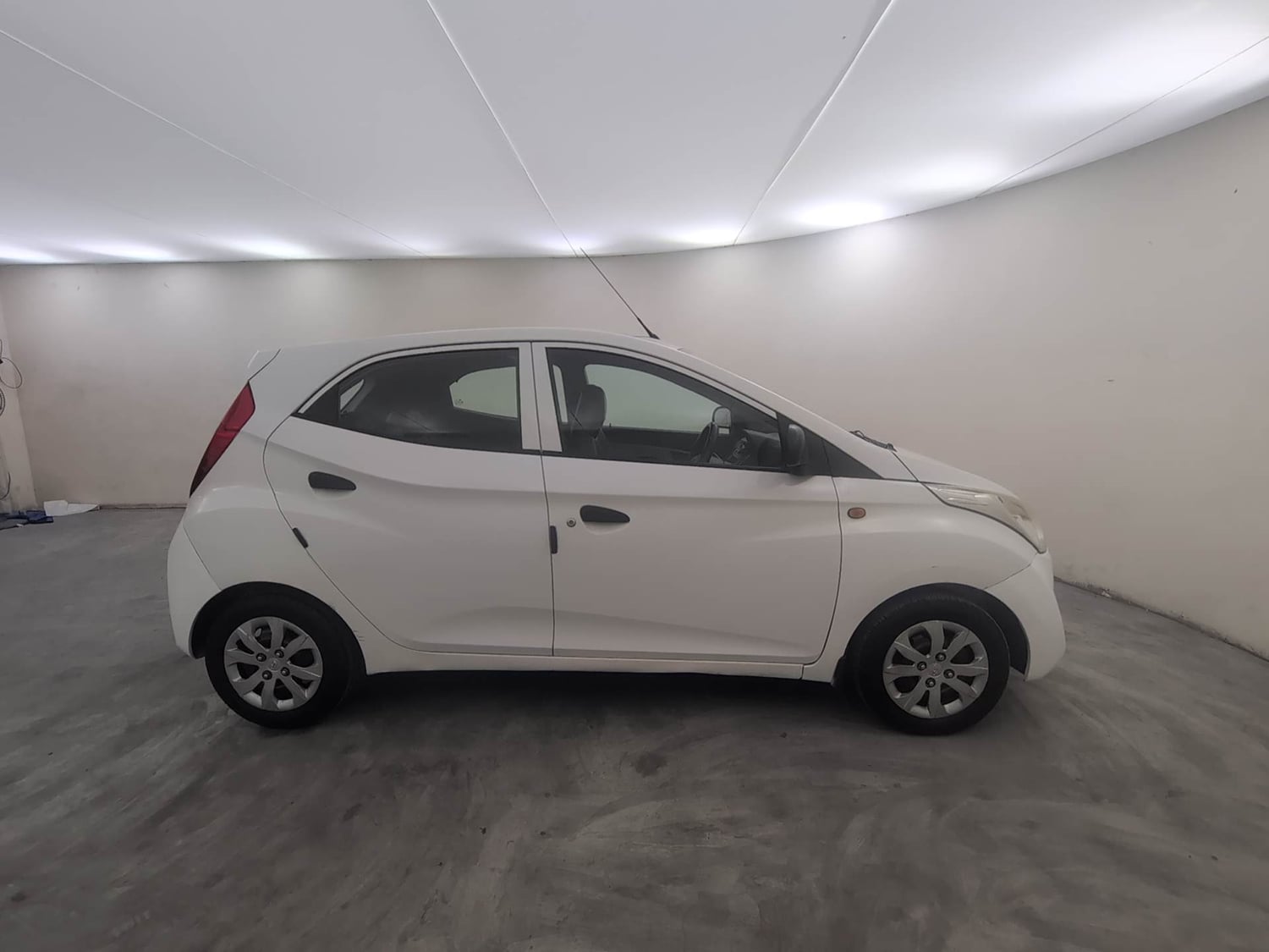 Used 2015 Hyundai Eon Magna + Petrol Manual exterior RIGHT SIDE VIEW