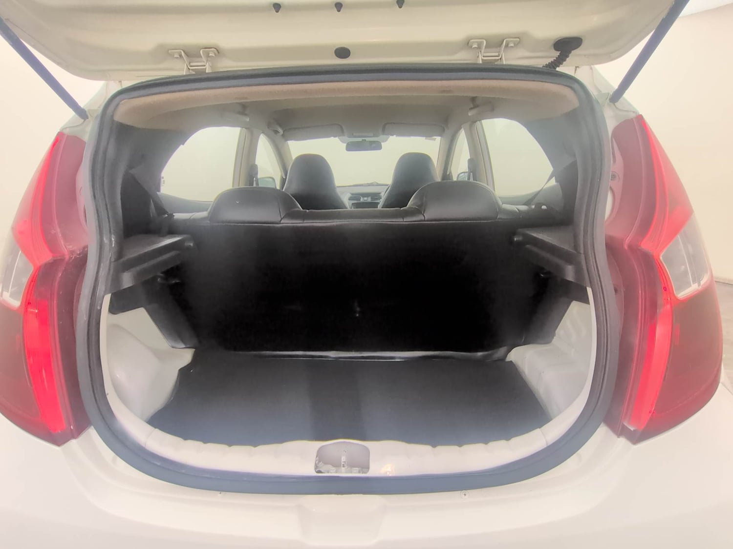 Used 2015 Hyundai Eon Magna + Petrol Manual interior DICKY INSIDE VIEW