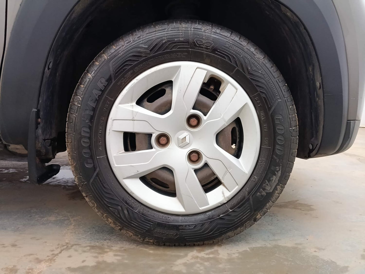 Used 2016 Renault Kwid RXT Petrol Manual tyres RIGHT FRONT TYRE RIM VIEW