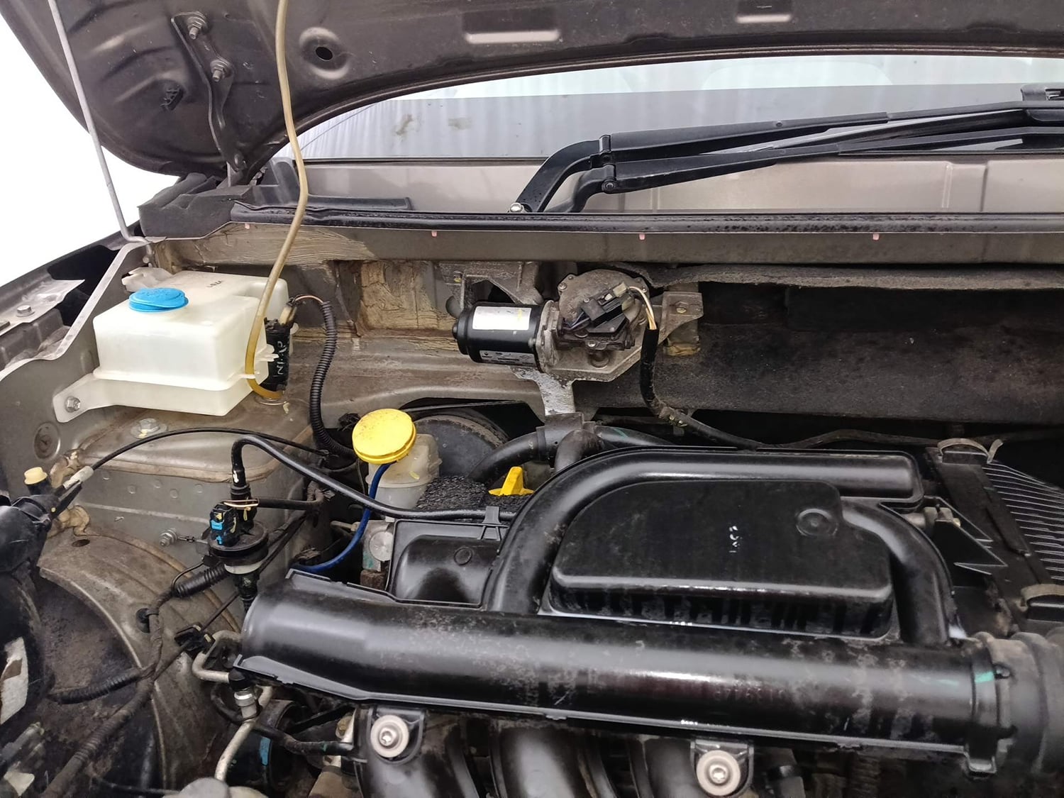 Used 2016 Renault Kwid RXT Petrol Manual engine ENGINE RIGHT SIDE HINGE & APRON VIEW