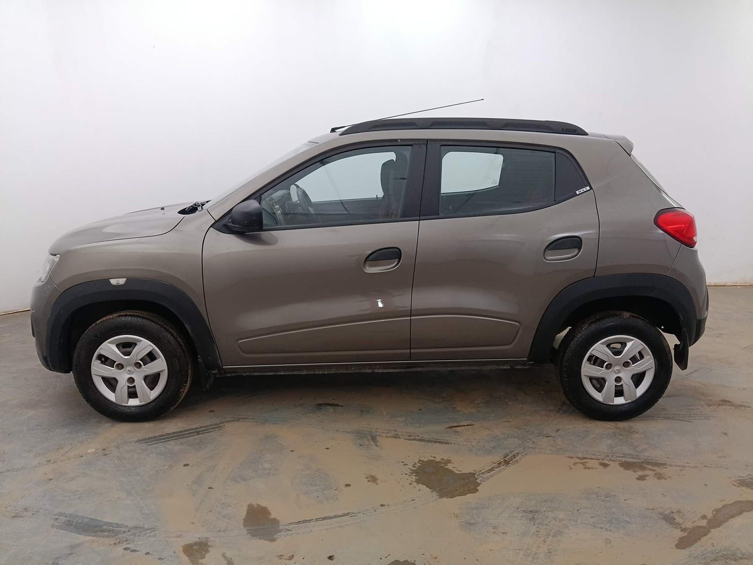 Used 2016 Renault Kwid RXT Petrol Manual exterior LEFT SIDE VIEW