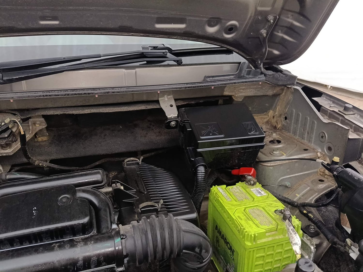 Used 2016 Renault Kwid RXT Petrol Manual engine ENGINE LEFT SIDE HINGE & APRON VIEW