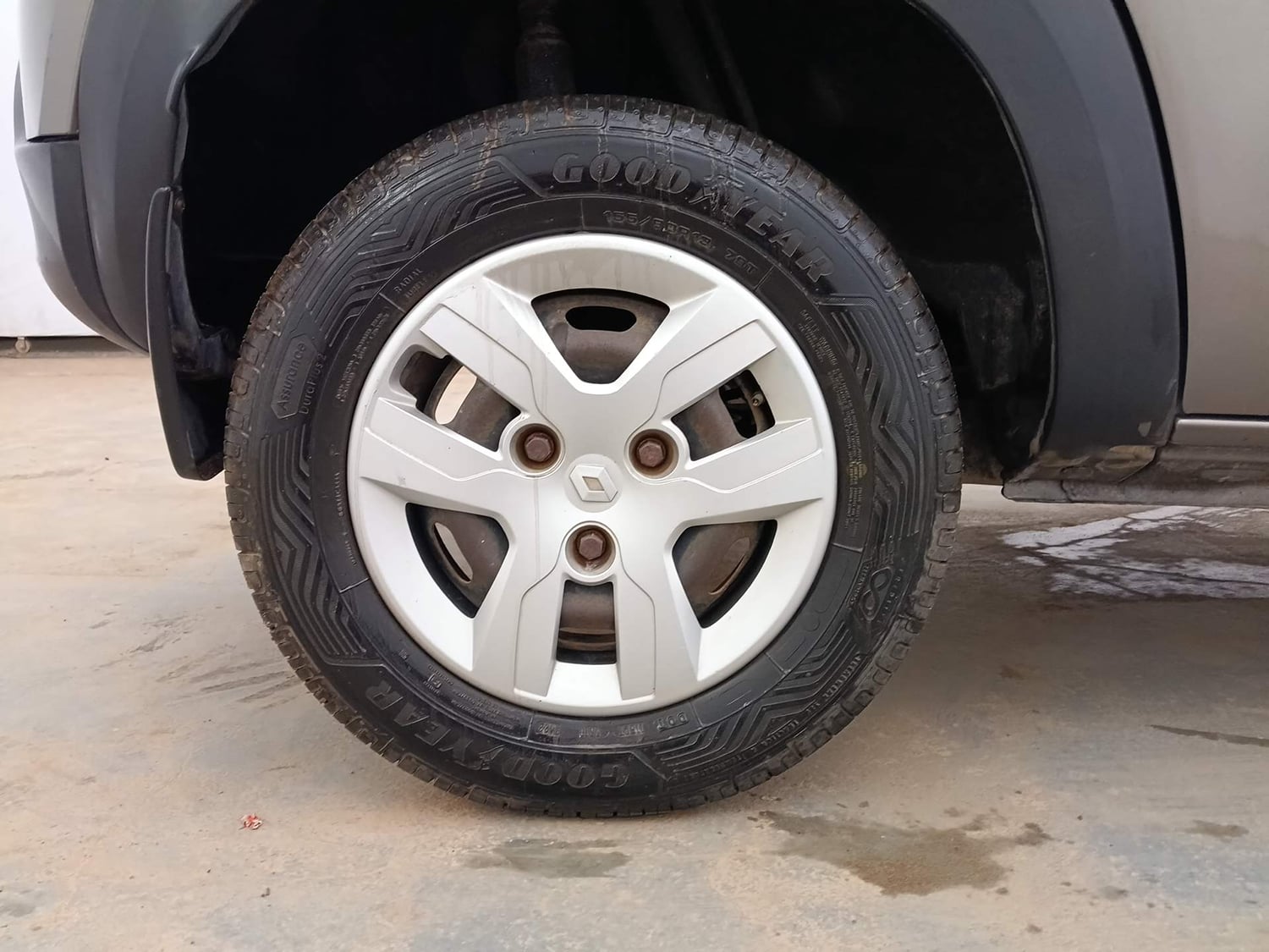Used 2016 Renault Kwid RXT Petrol Manual tyres RIGHT REAR TYRE RIM VIEW