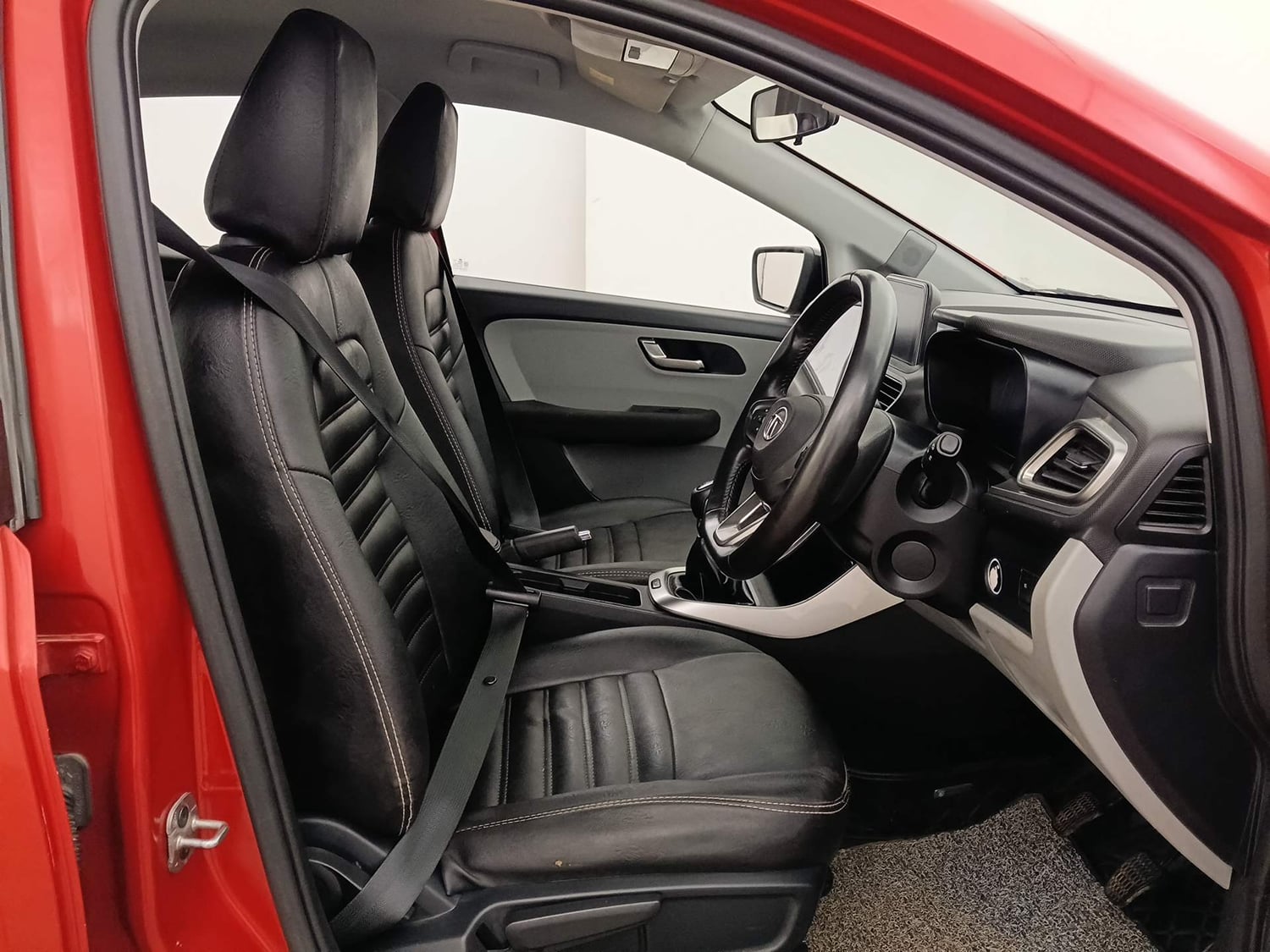 Used 2020 Tata Altroz XZ Petrol Petrol Manual interior RIGHT SIDE FRONT DOOR CABIN VIEW