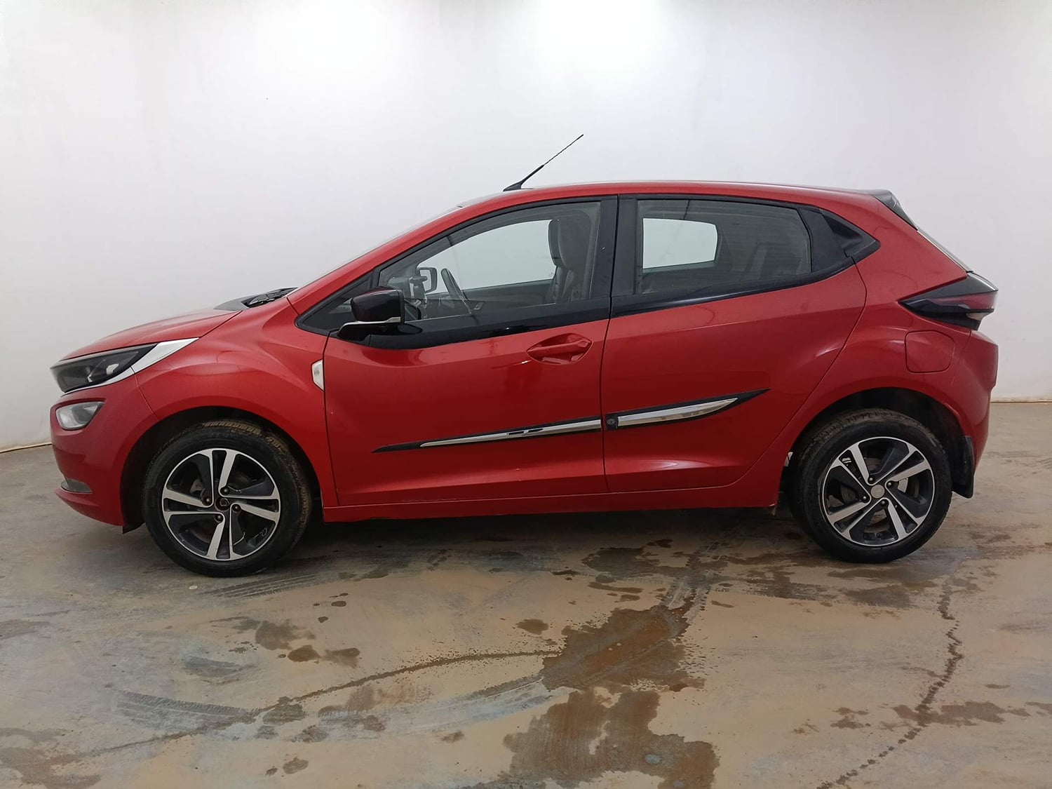 Used 2020 Tata Altroz XZ Petrol Petrol Manual exterior LEFT SIDE VIEW