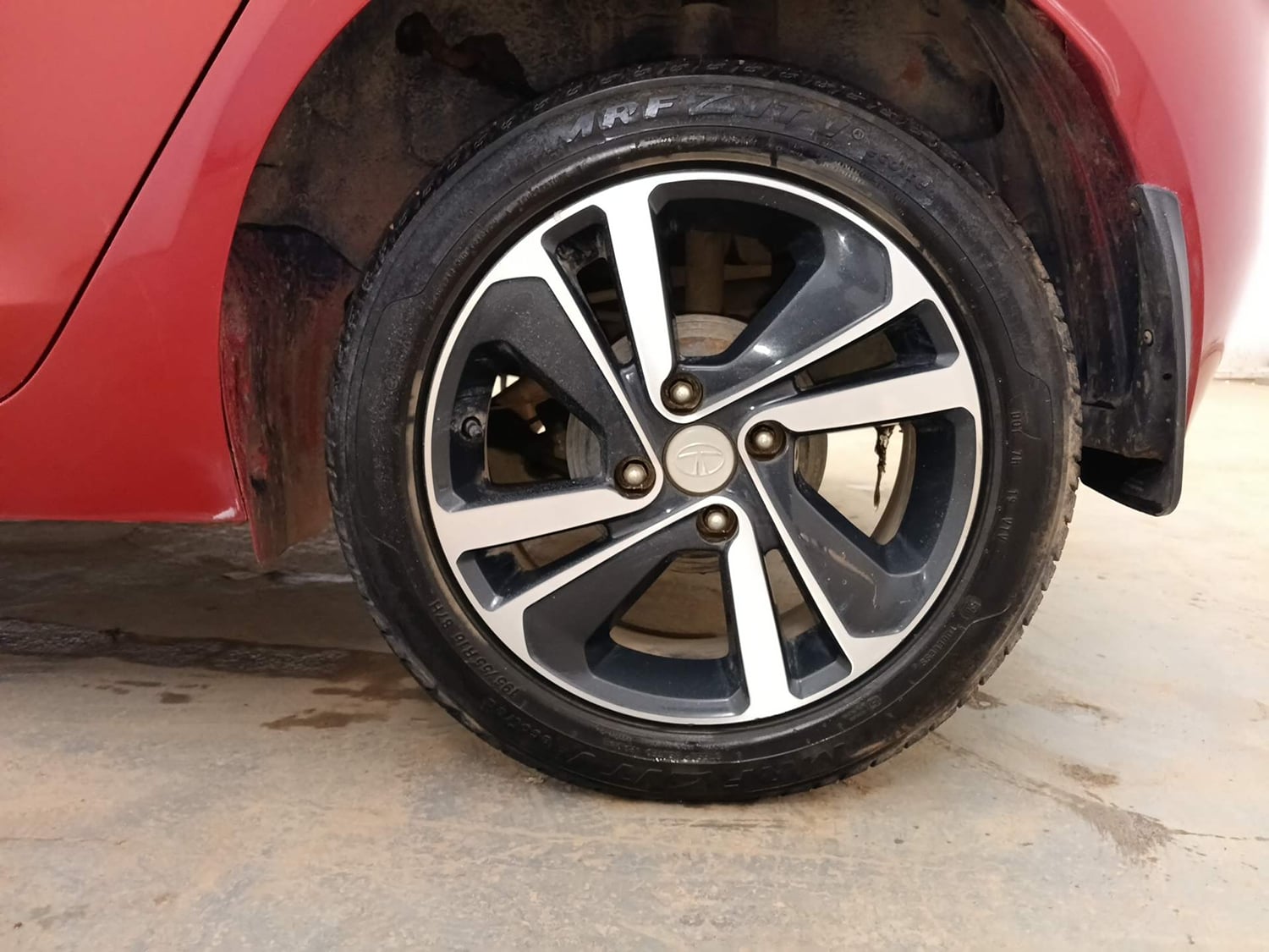 Used 2020 Tata Altroz XZ Petrol Petrol Manual tyres LEFT REAR TYRE RIM VIEW