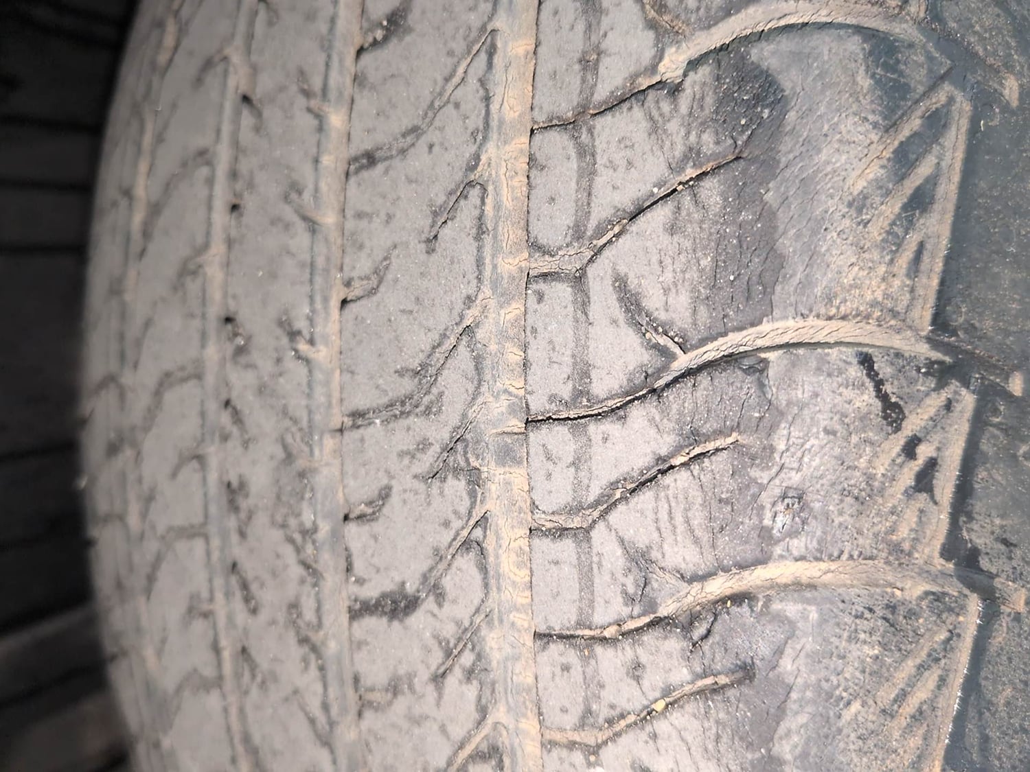 Used 2022 Maruti Suzuki Grand Vitara Zeta Smart Hybrid AT Petrol Automatic tyres RIGHT REAR TYRE TREAD VIEW