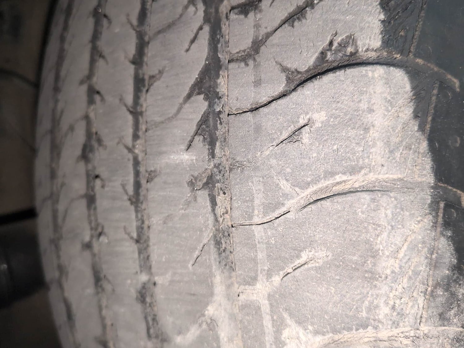 Used 2022 Maruti Suzuki Grand Vitara Zeta Smart Hybrid AT Petrol Automatic tyres RIGHT FRONT TYRE TREAD VIEW