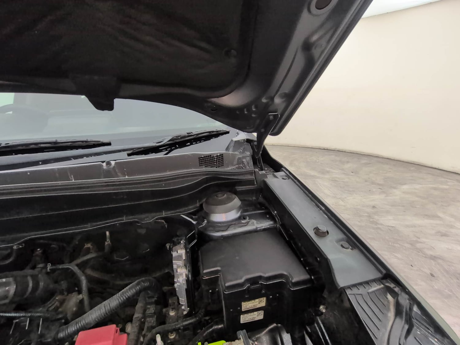 Used 2022 Maruti Suzuki Grand Vitara Zeta Smart Hybrid AT Petrol Automatic engine ENGINE LEFT SIDE HINGE & APRON VIEW