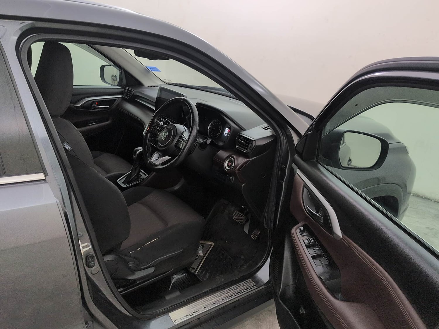 Used 2022 Maruti Suzuki Grand Vitara Zeta Smart Hybrid AT Petrol Automatic interior RIGHT SIDE FRONT DOOR CABIN VIEW