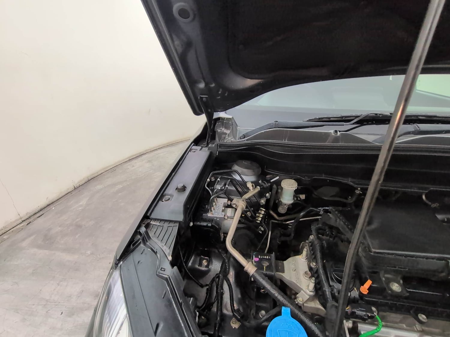 Used 2022 Maruti Suzuki Grand Vitara Zeta Smart Hybrid AT Petrol Automatic engine ENGINE RIGHT SIDE HINGE & APRON VIEW