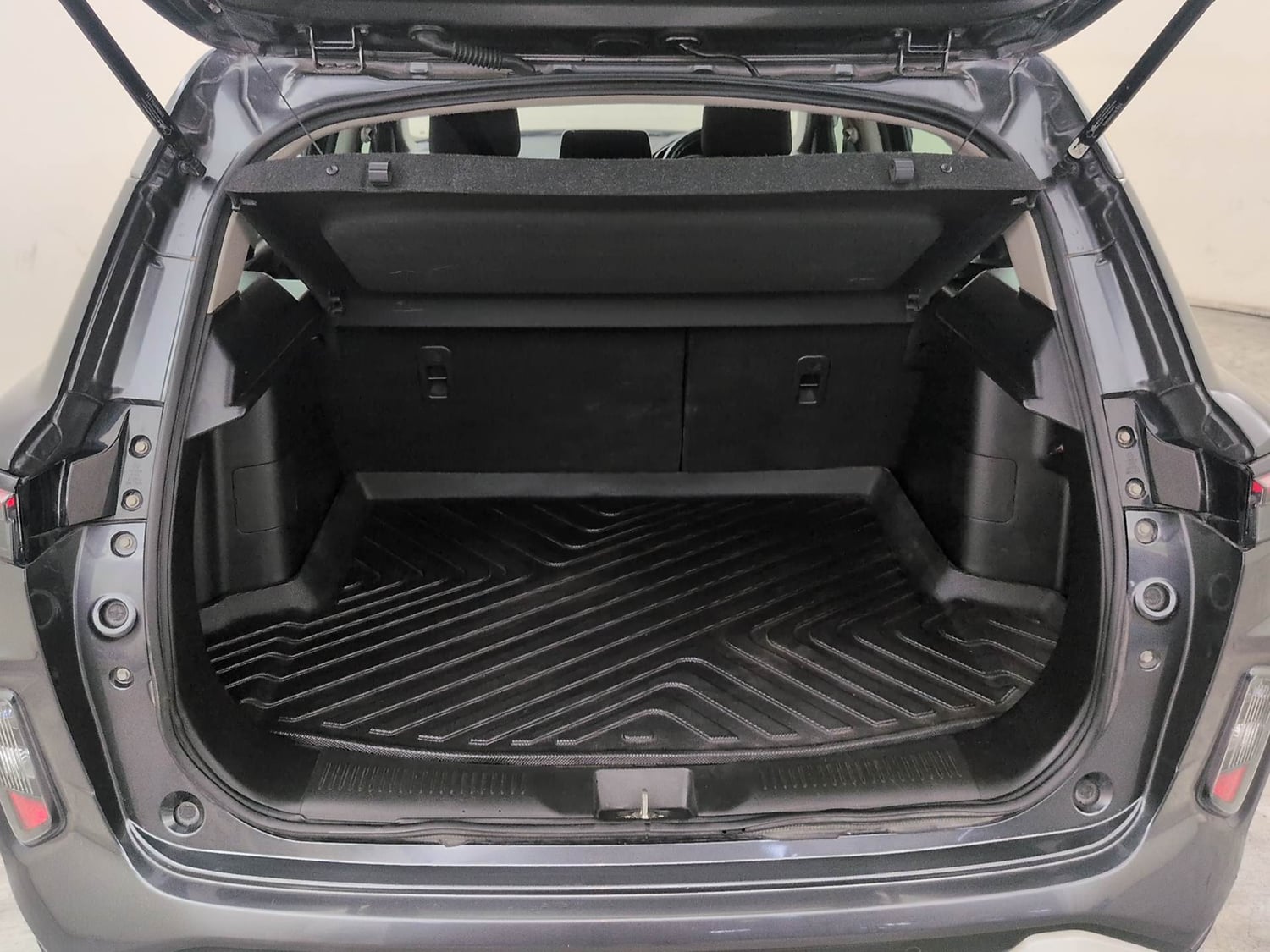 Used 2022 Maruti Suzuki Grand Vitara Zeta Smart Hybrid AT Petrol Automatic interior DICKY INSIDE VIEW