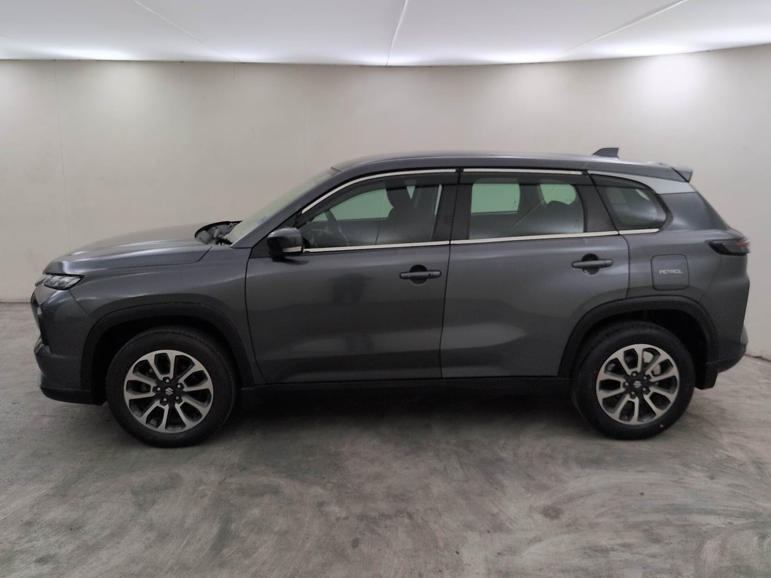 Used 2022 Maruti Suzuki Grand Vitara Zeta Smart Hybrid AT Petrol Automatic exterior LEFT SIDE VIEW