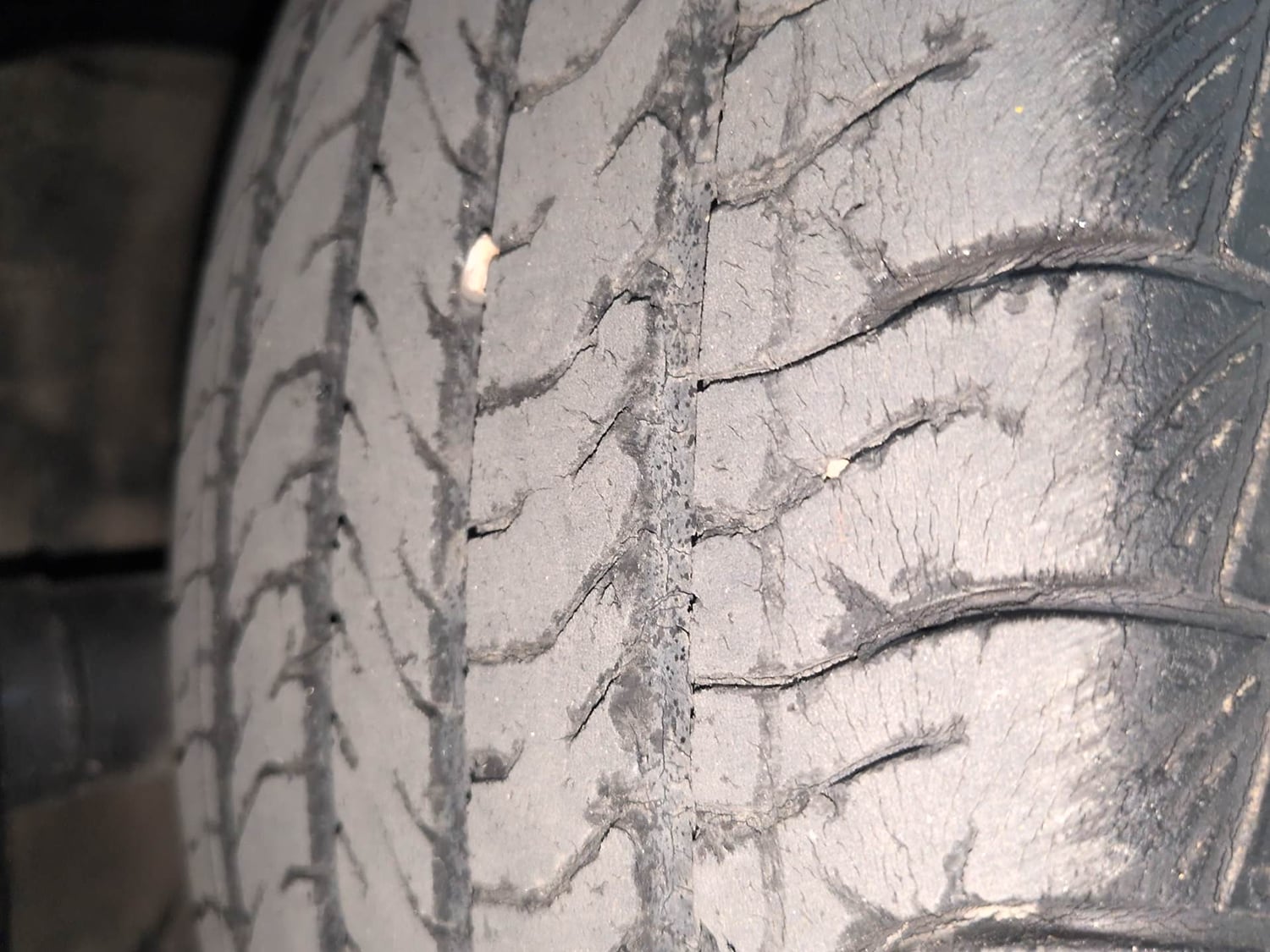 Used 2022 Maruti Suzuki Grand Vitara Zeta Smart Hybrid AT Petrol Automatic tyres LEFT FRONT TYRE TREAD VIEW