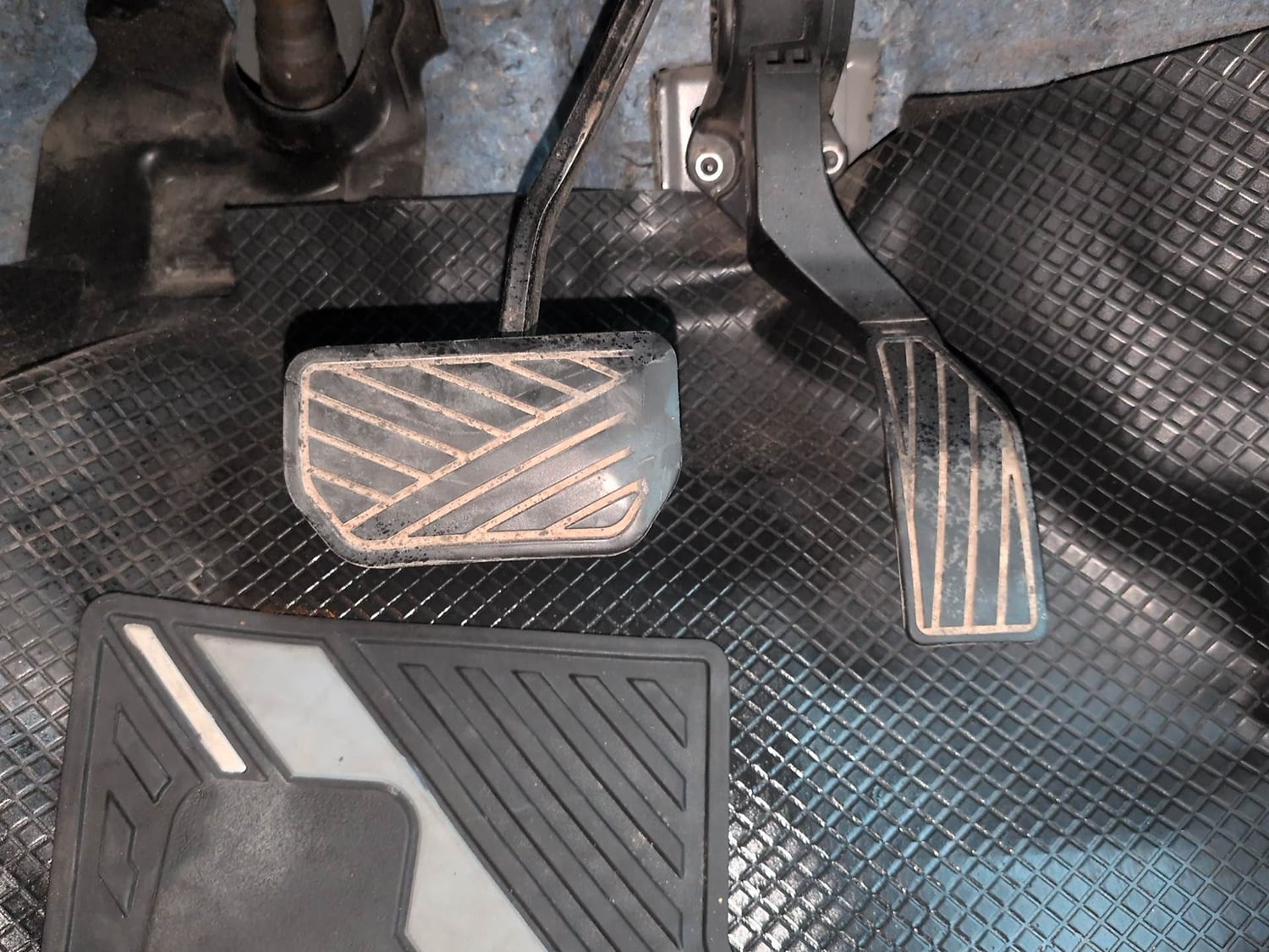 Used 2022 Maruti Suzuki Grand Vitara Zeta Smart Hybrid AT Petrol Automatic interior PEDALS VIEW