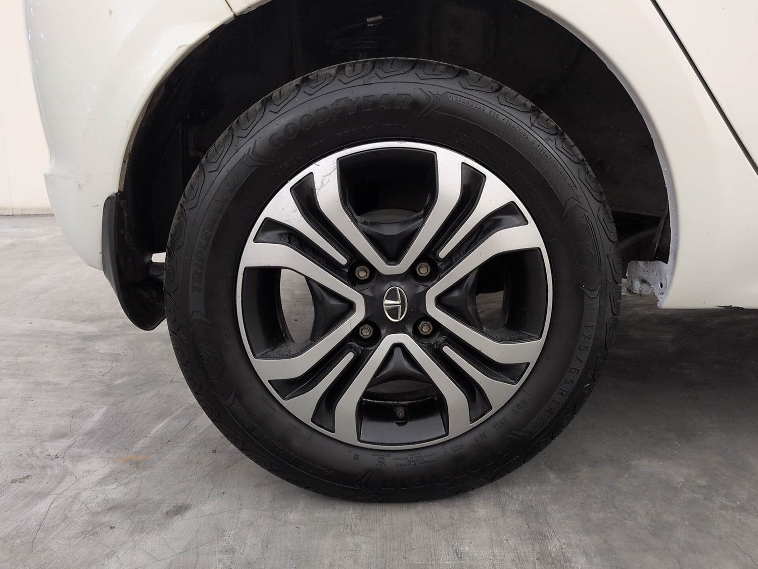 Used 2020 Tata Tiago Revotron XZA Petrol Automatic tyres RIGHT REAR TYRE RIM VIEW
