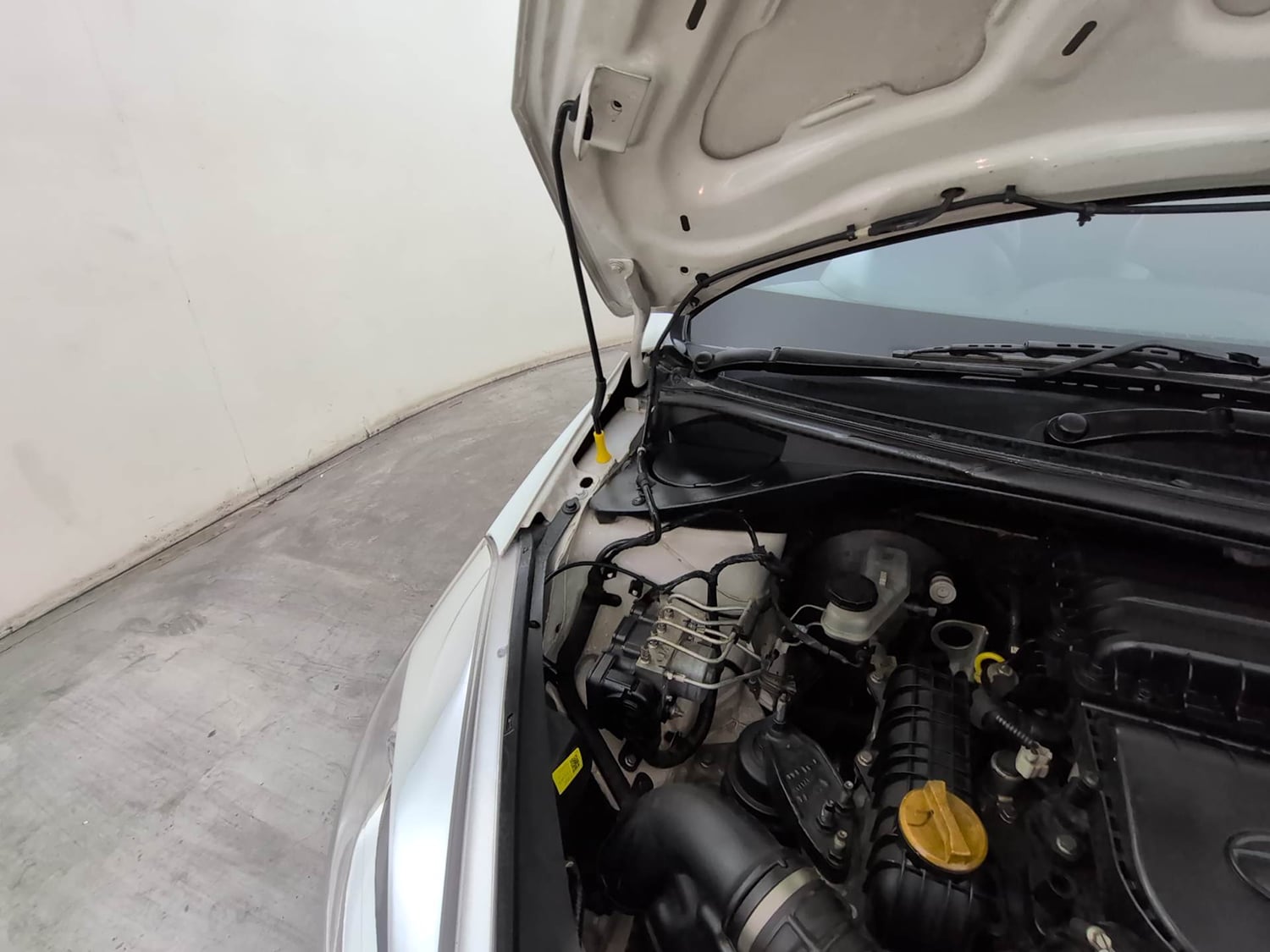 Used 2020 Tata Tiago Revotron XZA Petrol Automatic engine ENGINE RIGHT SIDE HINGE & APRON VIEW