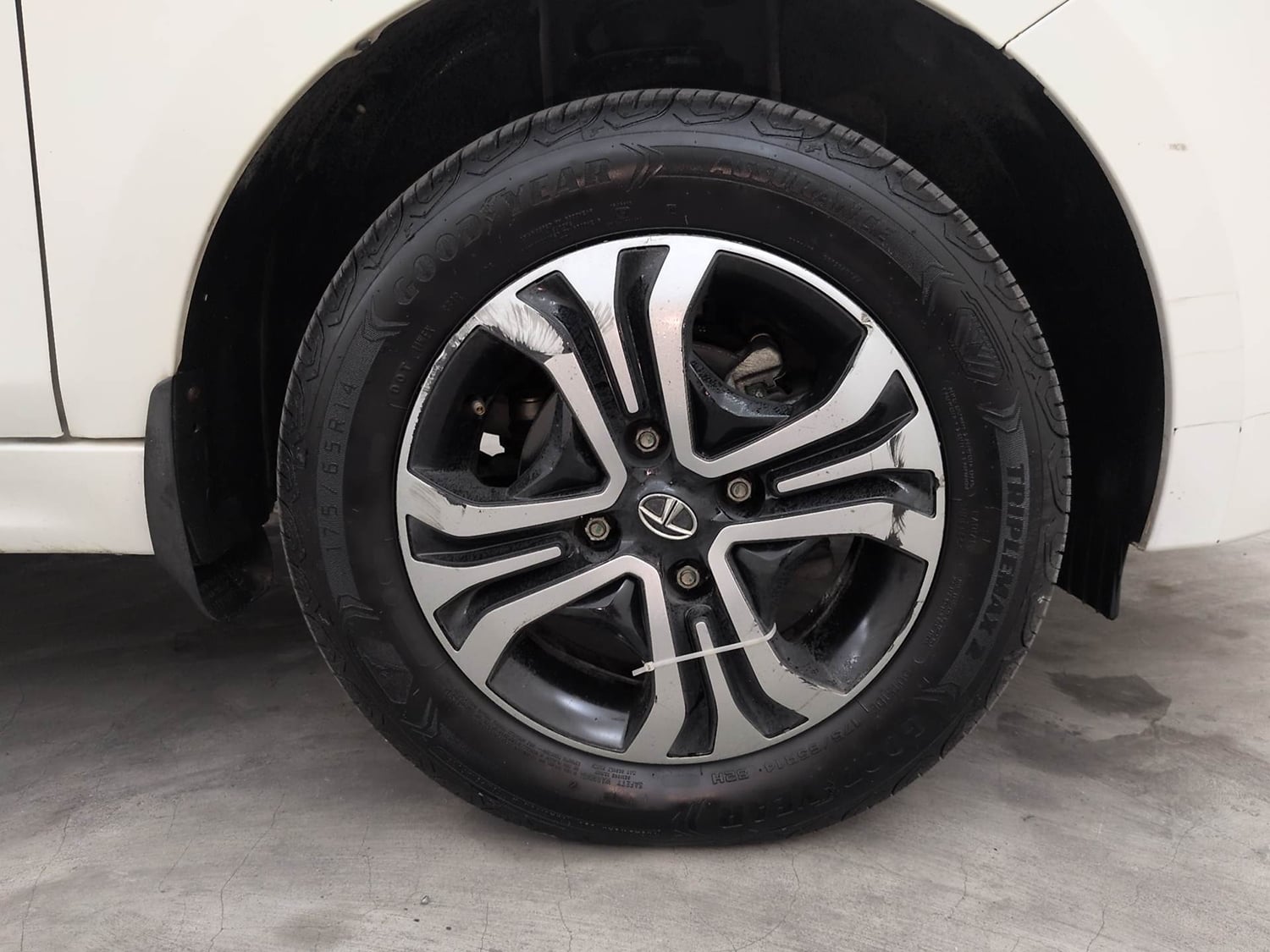 Used 2020 Tata Tiago Revotron XZA Petrol Automatic tyres RIGHT FRONT TYRE RIM VIEW