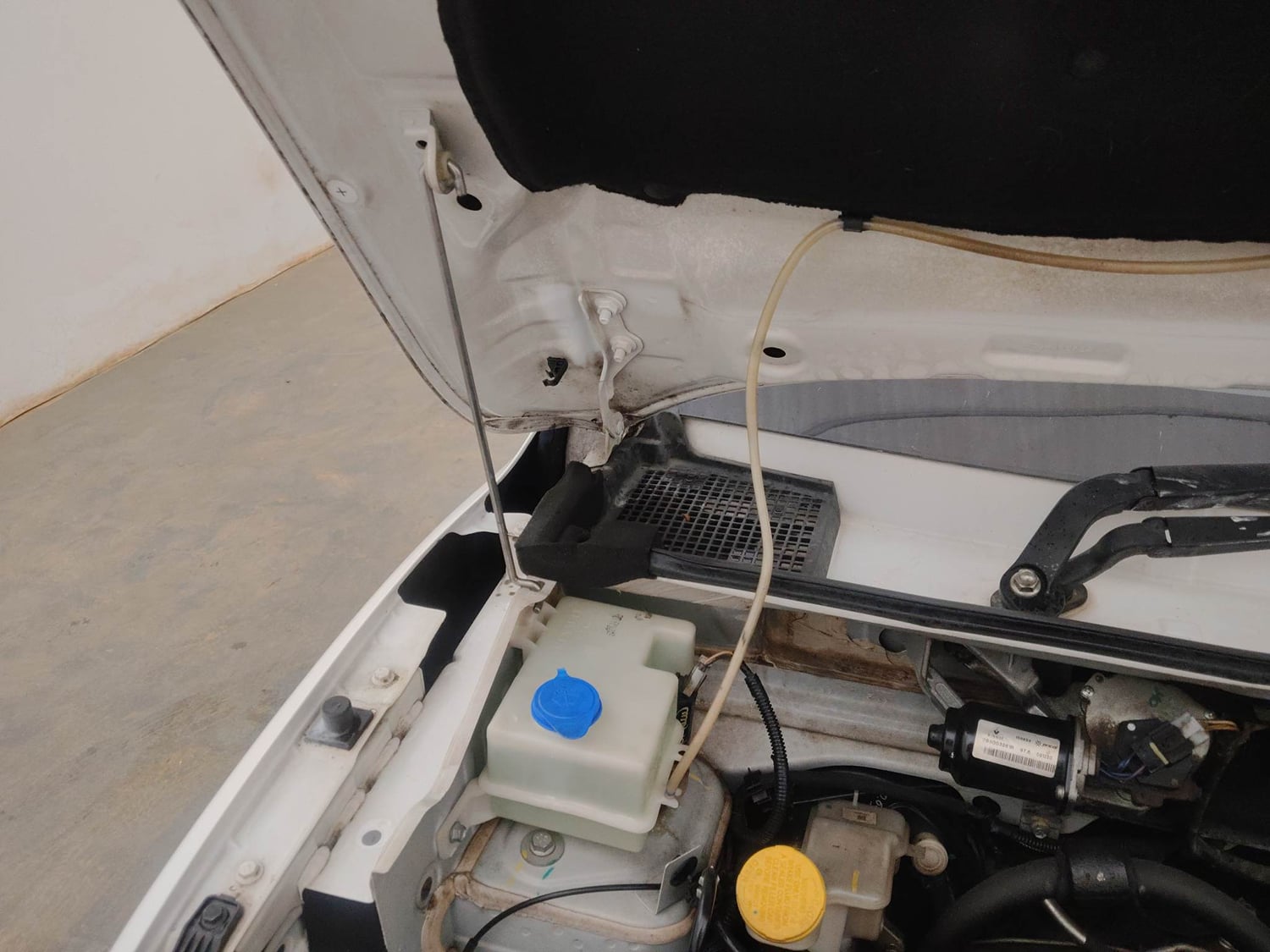 Used 2021 Renault Kwid RXT 1.0 Opt Petrol Manual engine ENGINE RIGHT SIDE HINGE & APRON VIEW