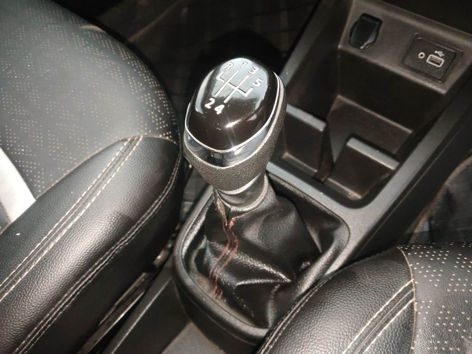 Used 2021 Renault Kwid RXT 1.0 Opt Petrol Manual interior GEAR  KNOB VIEW
