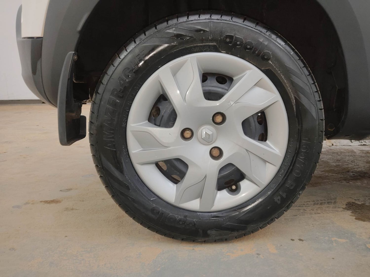 Used 2021 Renault Kwid RXT 1.0 Opt Petrol Manual tyres RIGHT REAR TYRE RIM VIEW