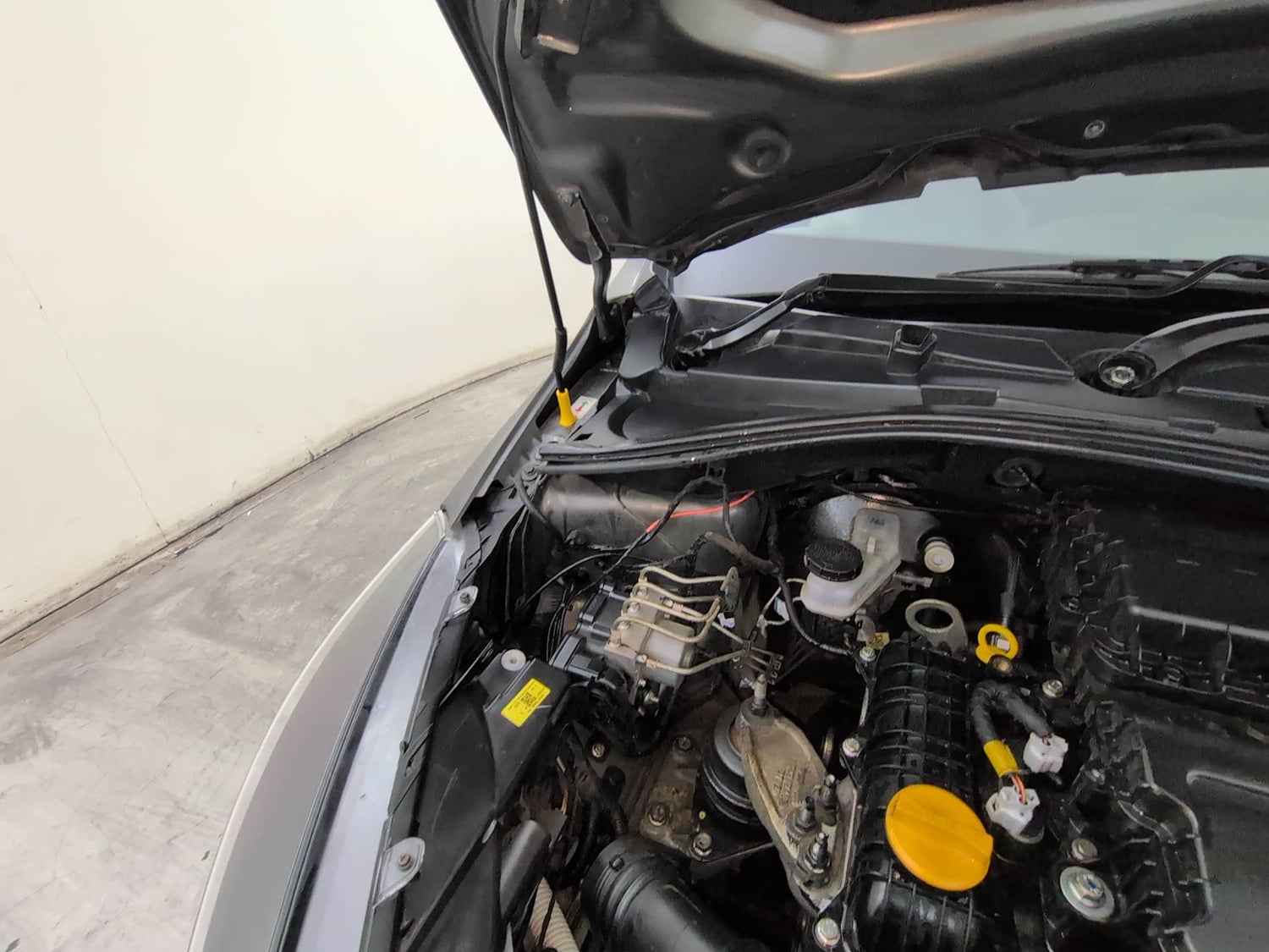 Used 2021 Tata Tiago XE Petrol Manual engine ENGINE RIGHT SIDE HINGE & APRON VIEW