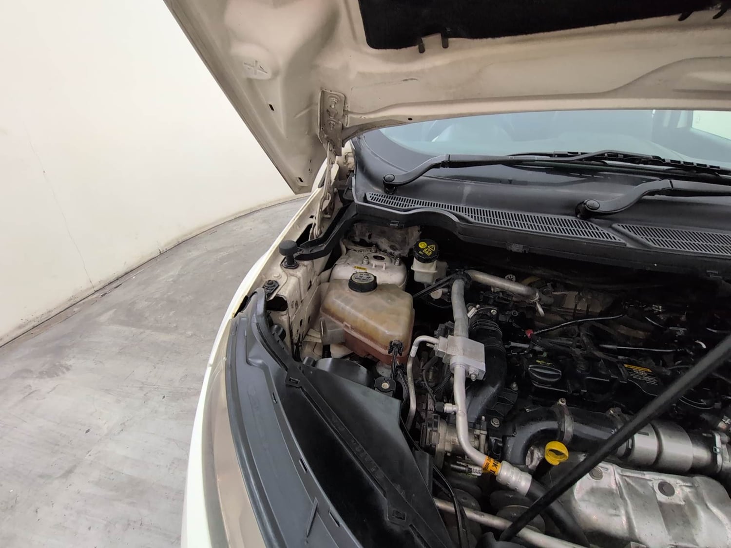 Used 2014 Ford EcoSport Titanium 1.5 TDCi Diesel Manual engine ENGINE RIGHT SIDE HINGE & APRON VIEW