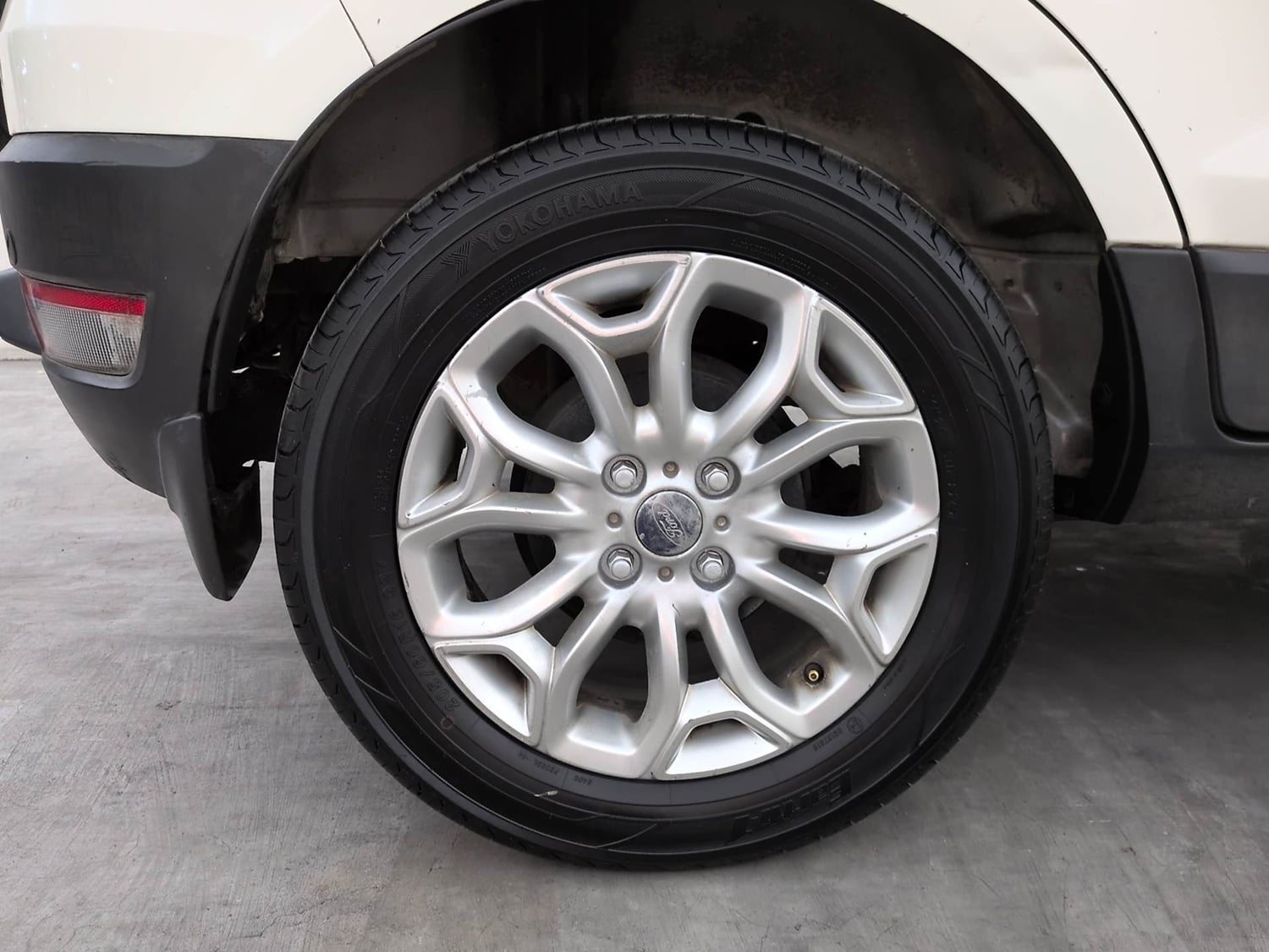 Used 2014 Ford EcoSport Titanium 1.5 TDCi Diesel Manual tyres RIGHT REAR TYRE RIM VIEW