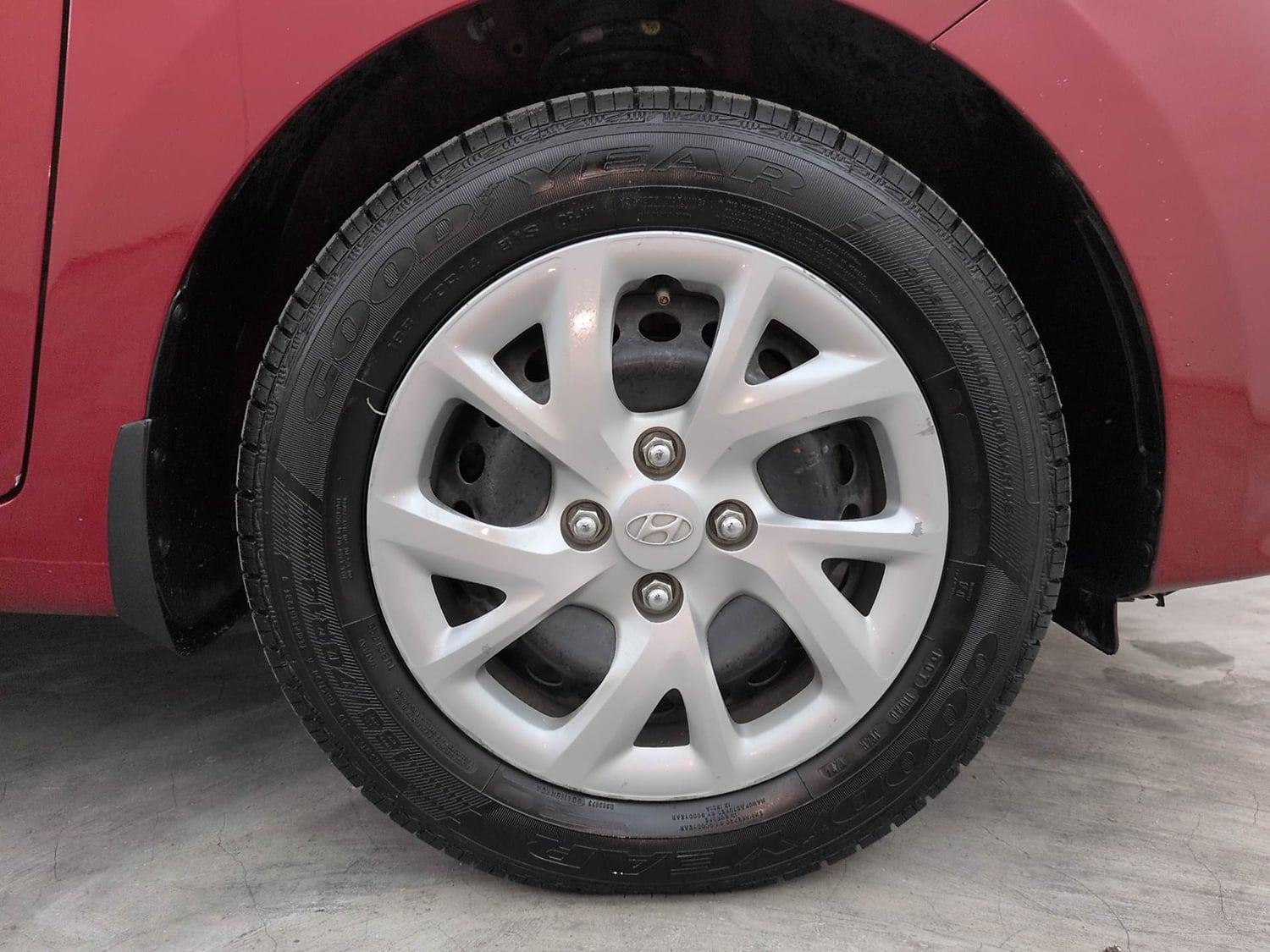 Used 2017 Hyundai Grand i10 Magna 1.2 Kappa VTVT Petrol Manual tyres RIGHT FRONT TYRE RIM VIEW