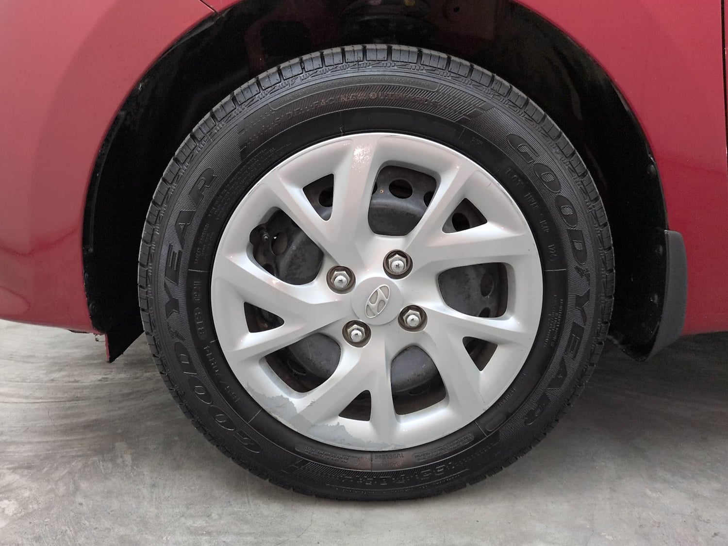 Used 2017 Hyundai Grand i10 Magna 1.2 Kappa VTVT Petrol Manual tyres LEFT FRONT TYRE RIM VIEW