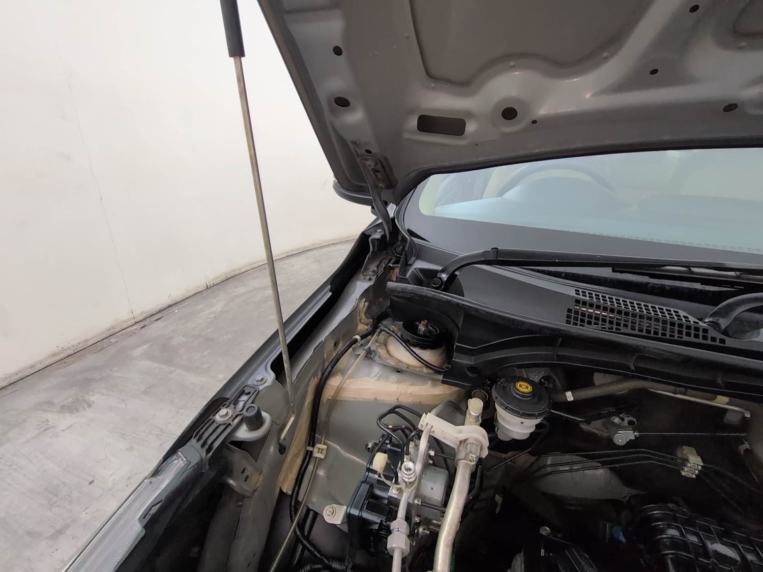 Used 2023 Honda Amaze VX 1.2 Petrol MT Petrol Manual engine ENGINE RIGHT SIDE HINGE & APRON VIEW