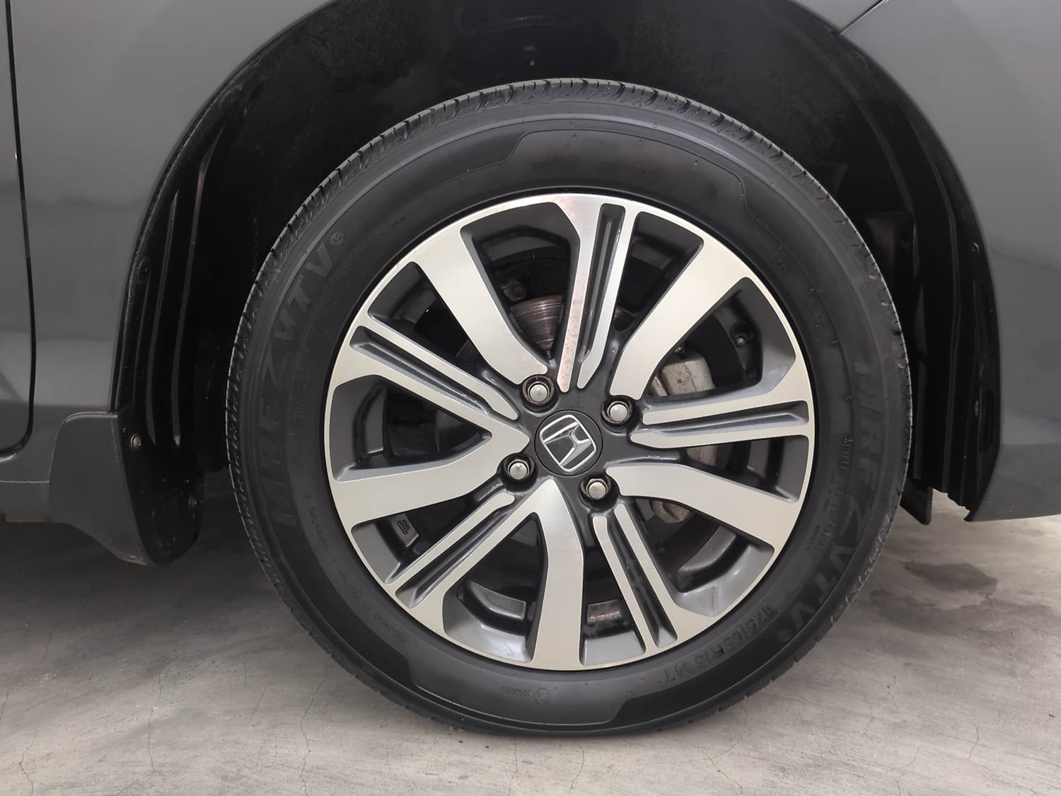 Used 2023 Honda Amaze VX 1.2 Petrol MT Petrol Manual tyres RIGHT FRONT TYRE RIM VIEW