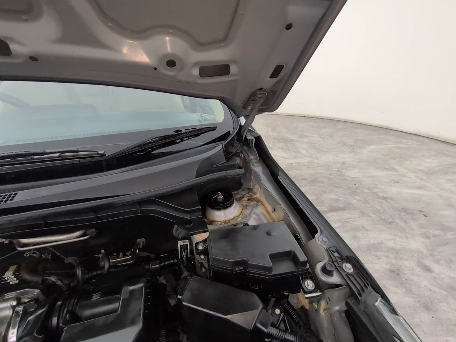 Used 2023 Honda Amaze VX 1.2 Petrol MT Petrol Manual engine ENGINE LEFT SIDE HINGE & APRON VIEW