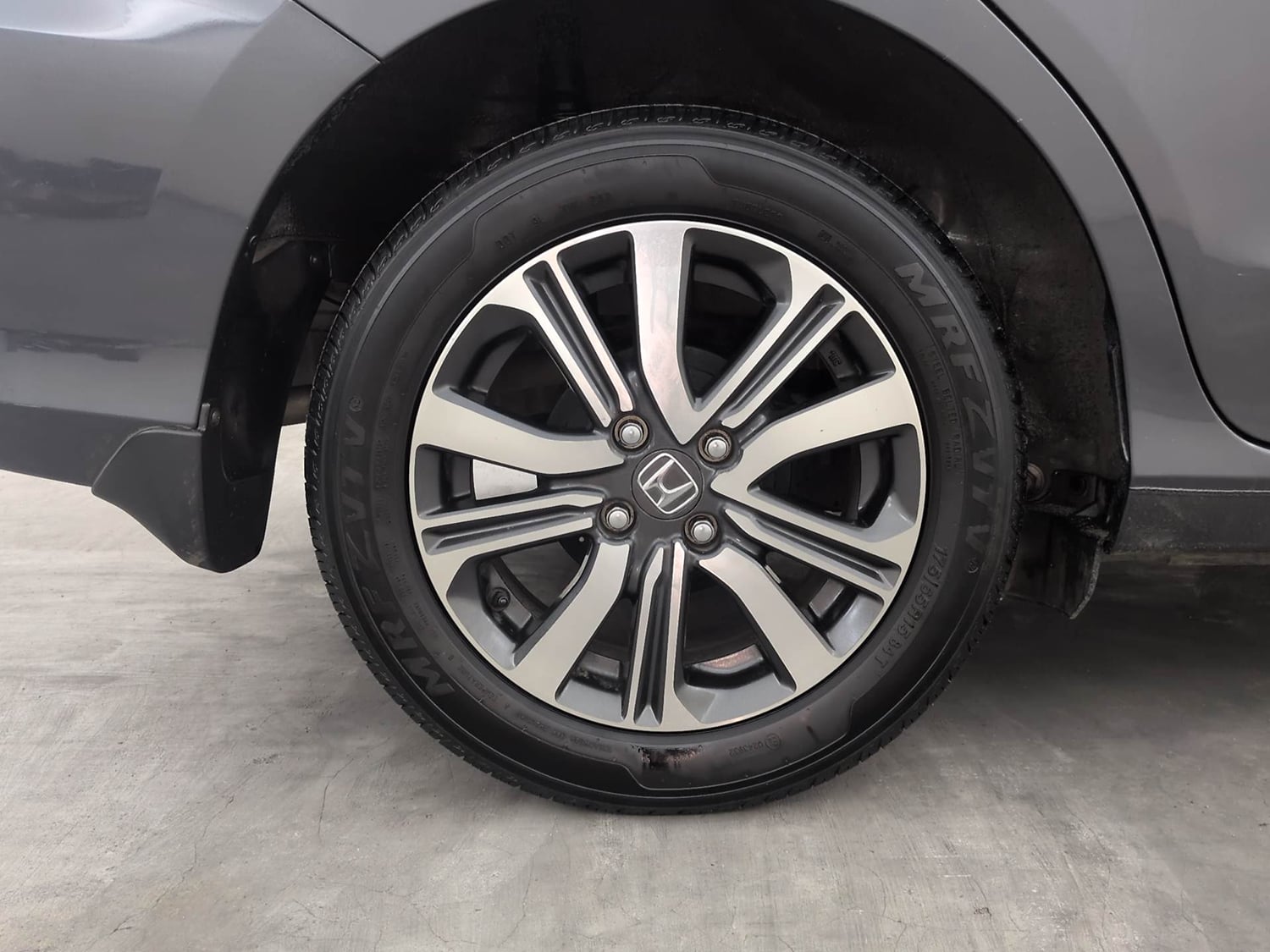 Used 2023 Honda Amaze VX 1.2 Petrol MT Petrol Manual tyres RIGHT REAR TYRE RIM VIEW