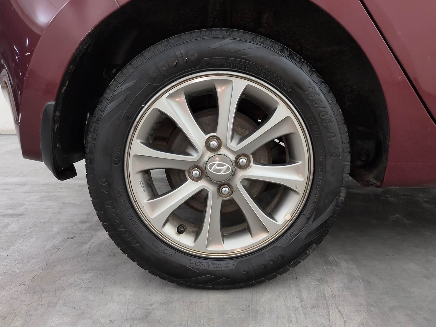 Used 2016 Hyundai Grand i10 Asta 1.2 Kappa VTVT Petrol Manual tyres RIGHT REAR TYRE RIM VIEW