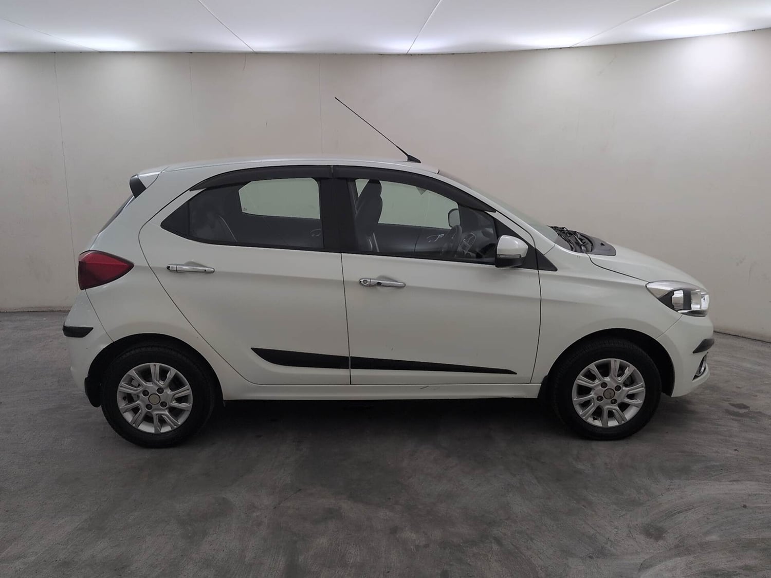 Used 2018 Tata Tiago Revotron XZ Petrol Manual exterior RIGHT SIDE VIEW