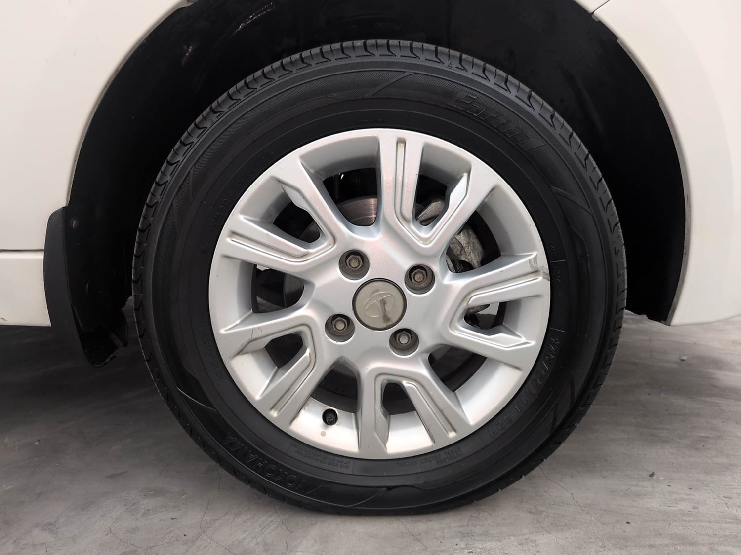 Used 2018 Tata Tiago Revotron XZ Petrol Manual tyres RIGHT FRONT TYRE RIM VIEW