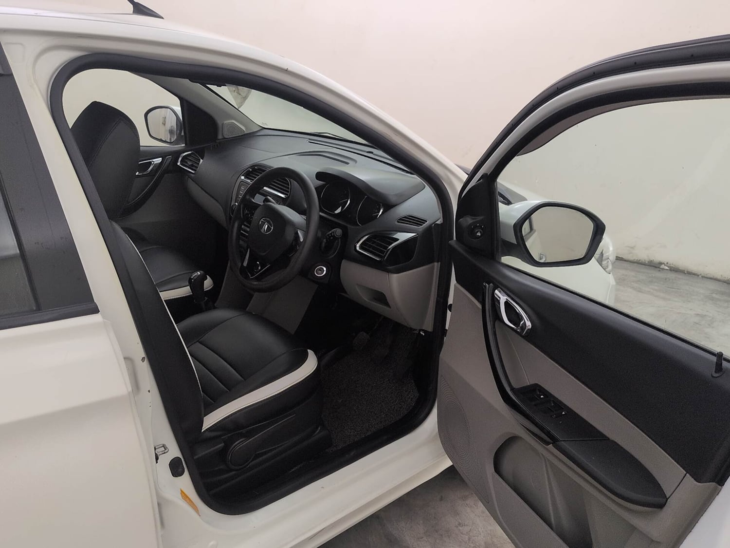 Used 2018 Tata Tiago Revotron XZ Petrol Manual interior RIGHT SIDE FRONT DOOR CABIN VIEW