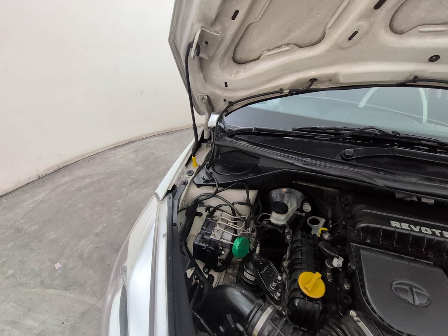 Used 2018 Tata Tiago Revotron XZ Petrol Manual engine ENGINE RIGHT SIDE HINGE & APRON VIEW