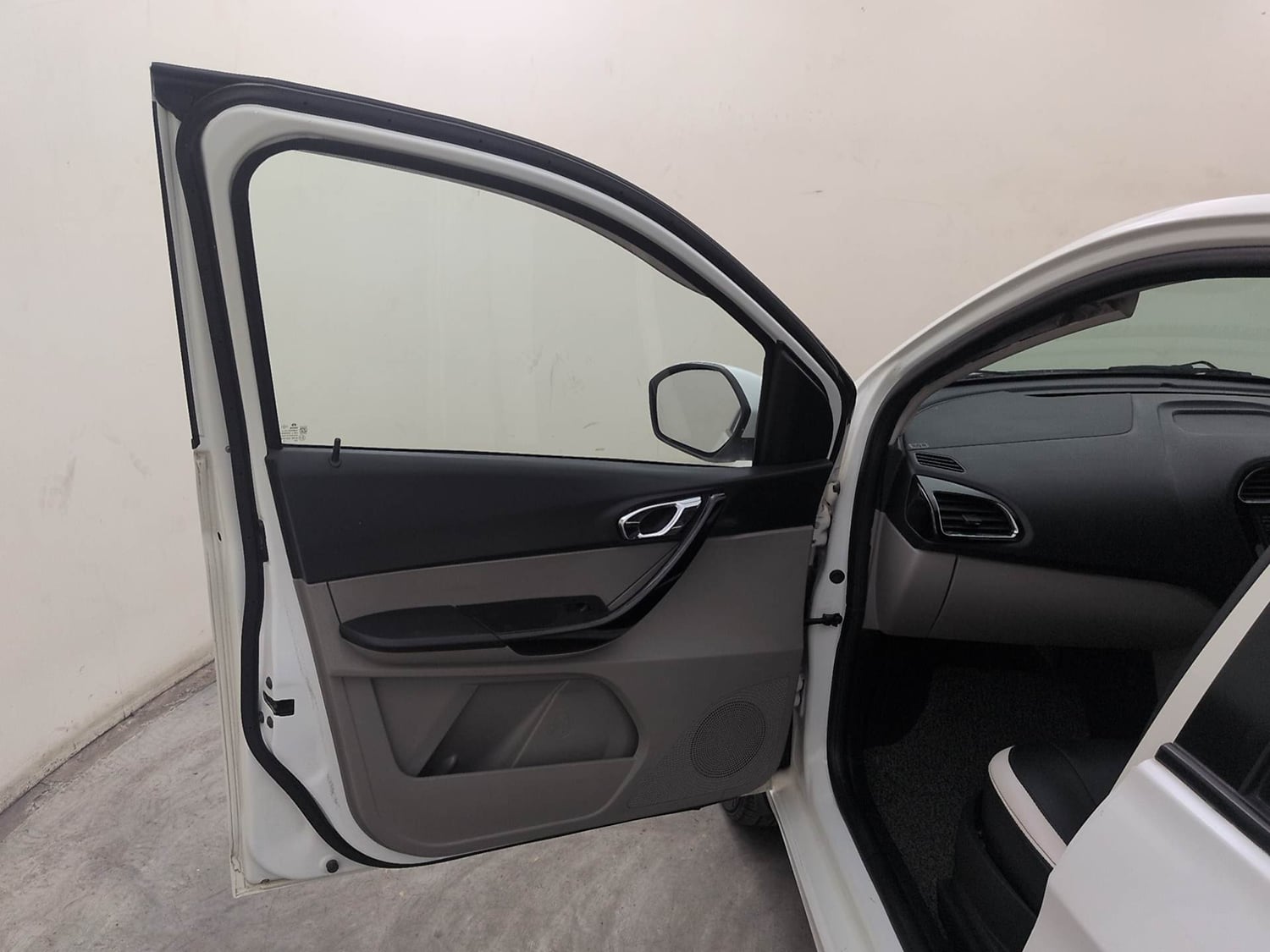 Used 2018 Tata Tiago Revotron XZ Petrol Manual interior LEFT FRONT DOOR OPEN VIEW