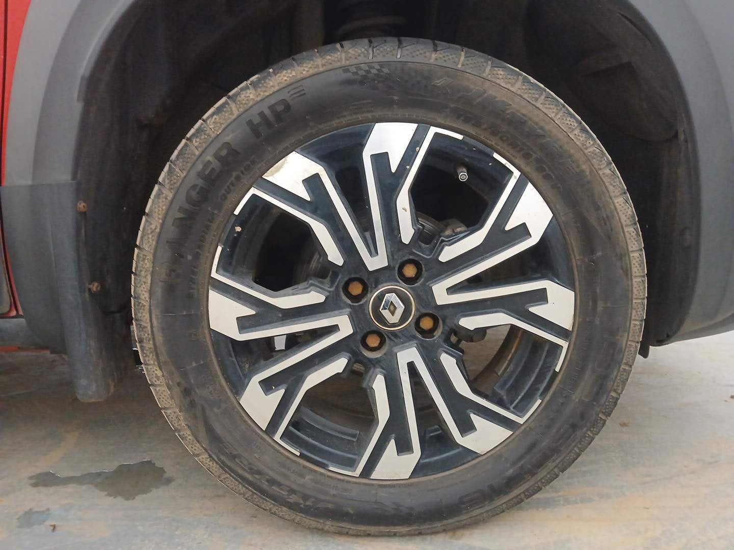 Used 2021 Renault Kiger RXZ Turbo CVT Dual Tone Petrol Automatic tyres RIGHT FRONT TYRE RIM VIEW