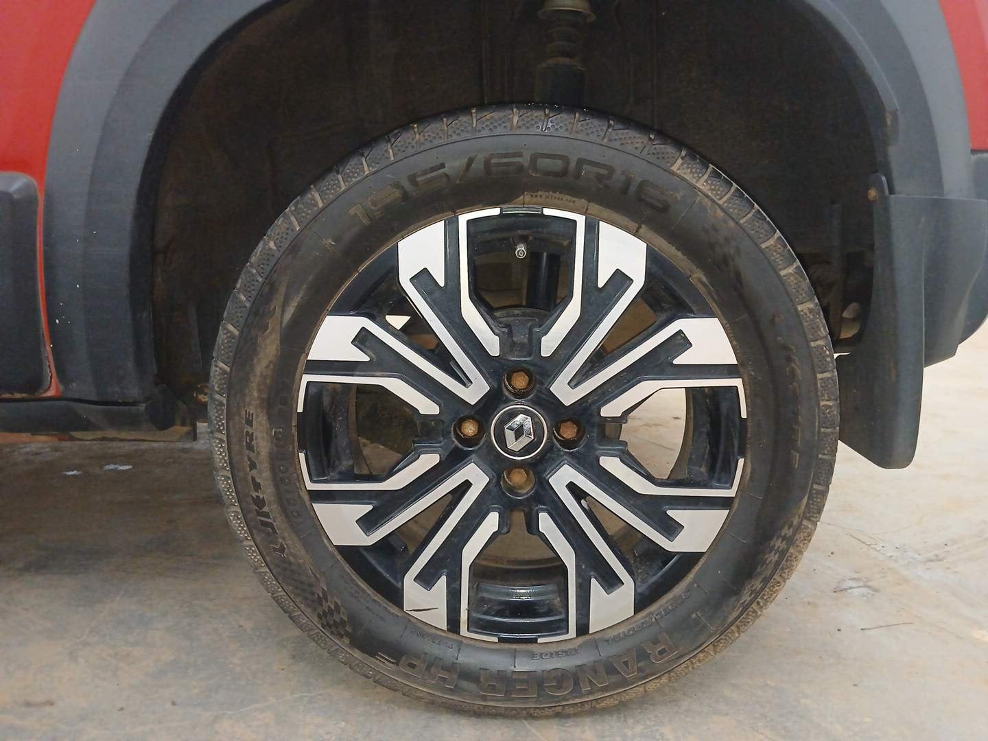 Used 2021 Renault Kiger RXZ Turbo CVT Dual Tone Petrol Automatic tyres LEFT REAR TYRE RIM VIEW
