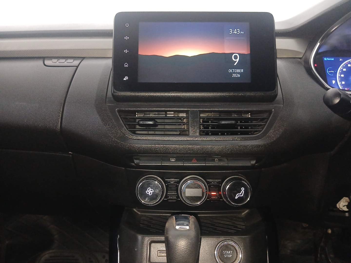 Used 2021 Renault Kiger RXZ Turbo CVT Dual Tone Petrol Automatic interior MUSIC SYSTEM & AC CONTROL VIEW